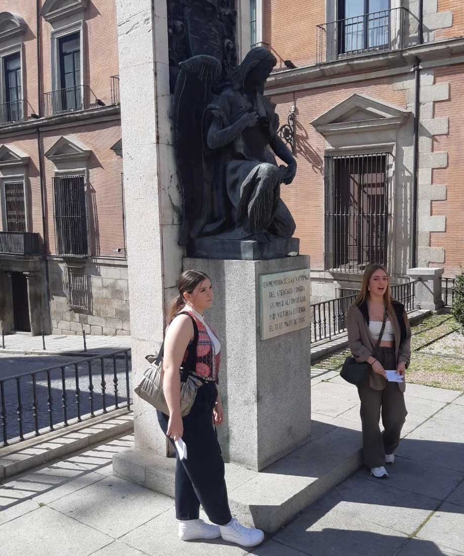 Alumnos de 2º de Bachillerato hacen de guías históricos